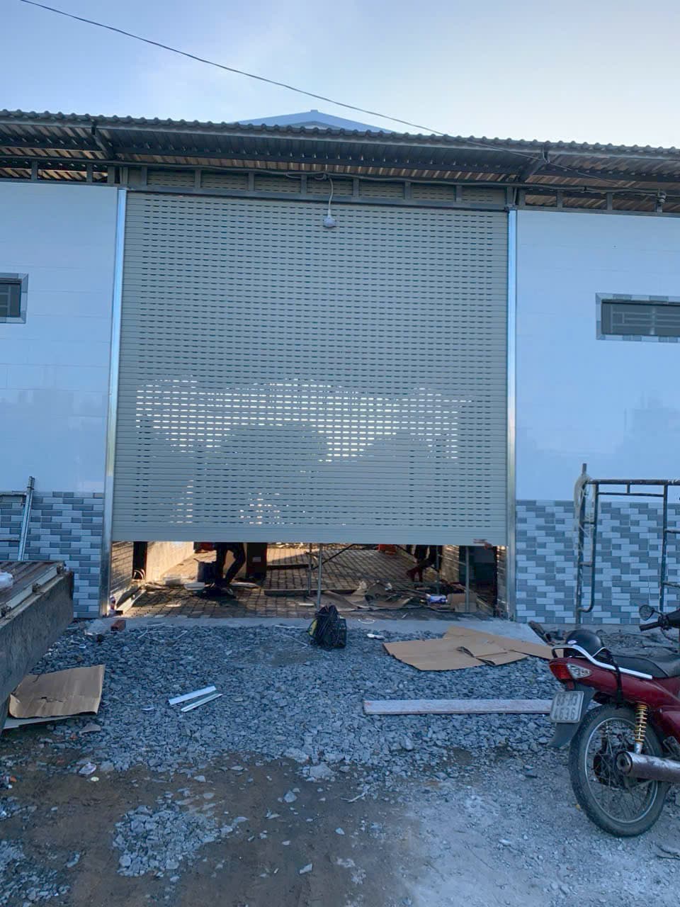 Nhà trắng, cửa cuốn kem