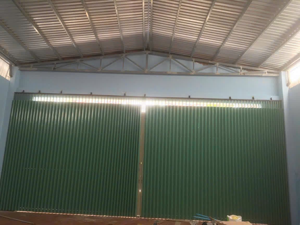 Nhà xưởng cửa cuốn xanh lớn