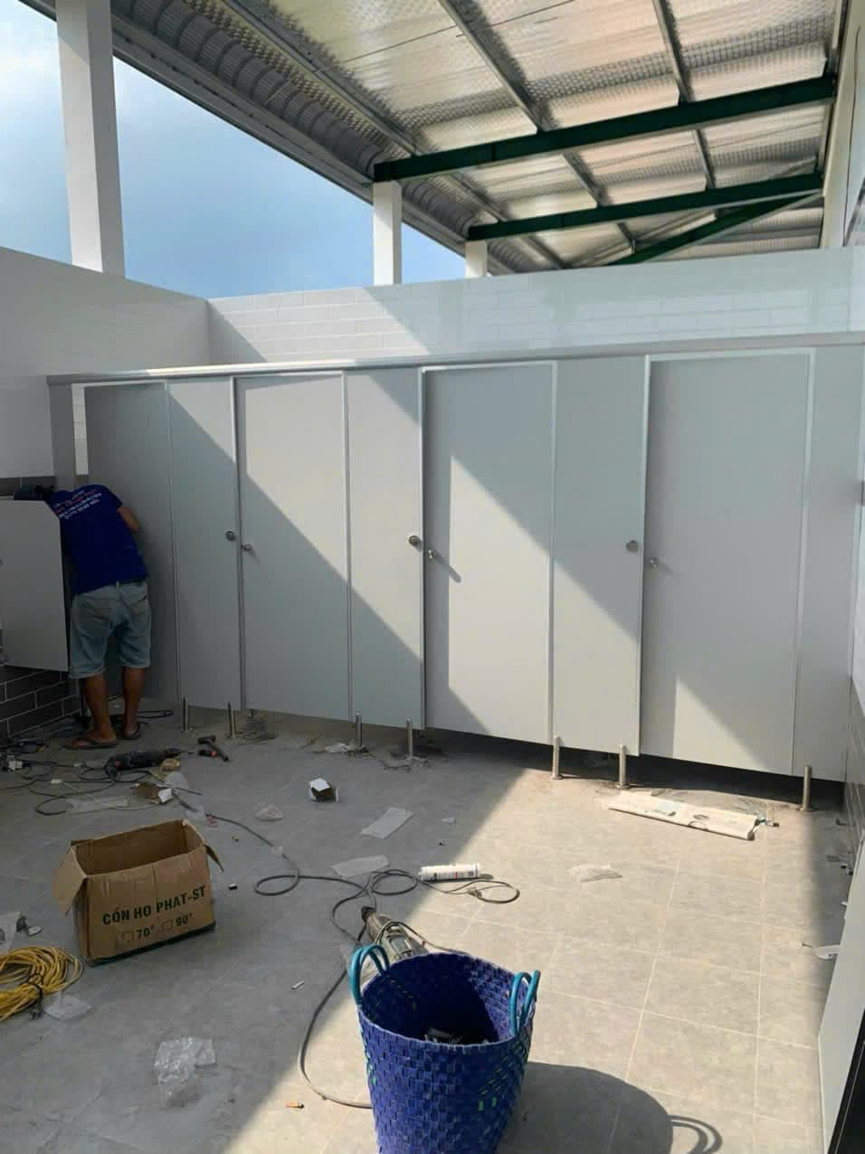 Vách ngăn WC compact