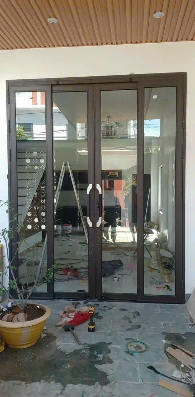 Cửa kính shopfront phản chiếu