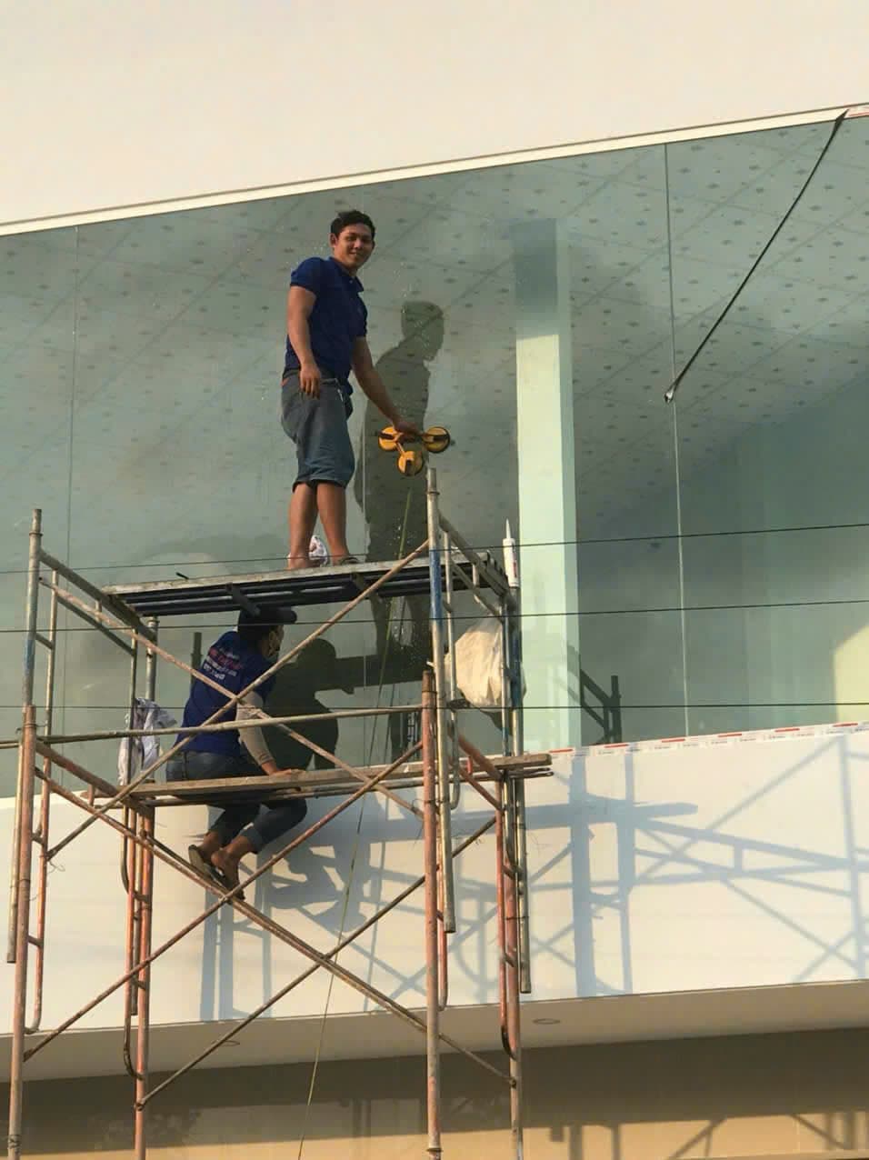 Vệ sinh vách kính lớn